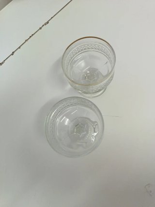 2 copas de vidrio antiguas con borde dorado