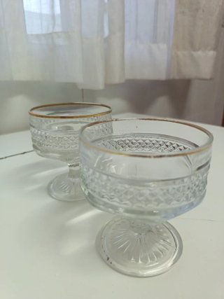 2 copas de vidrio antiguas con borde dorado