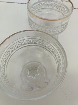 2 copas de vidrio antiguas con borde dorado
