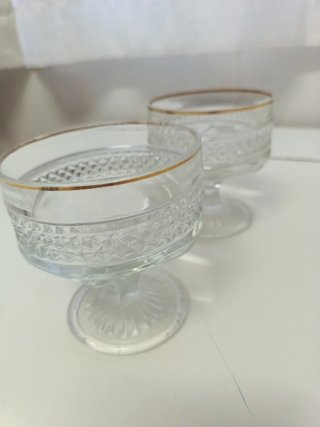 2 copas de vidrio antiguas con borde dorado