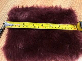 Bolso de mano pelo burdeos con correa dorada