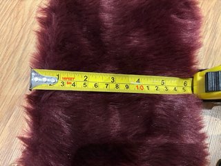 Bolso de mano pelo burdeos con correa dorada