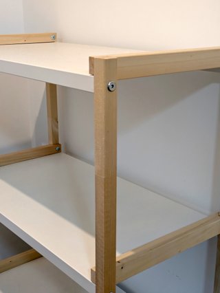 Estantería de madera y mimbre
