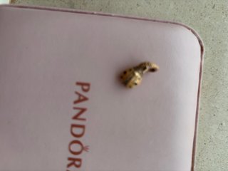 Charm Pandora Mariquita Dorado y Negro