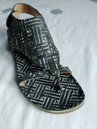 Sandalias planas mujer negras y plateadas