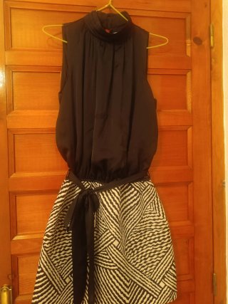 Vestido negro y blanco con cinturón