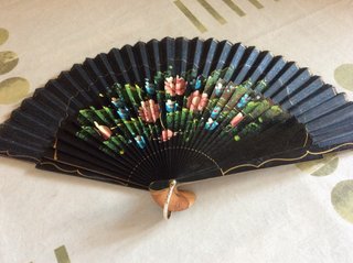 Abanico de madera y tela negro. 6,90€ unidad