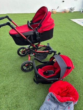 Carro de bebé rojo completo con las tres sillas.