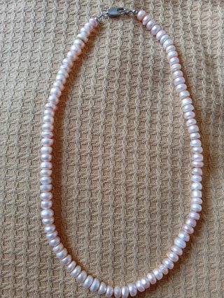 Collar de perlas rosas y cierre plateado