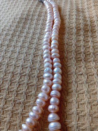 Collar de perlas rosas y cierre plateado