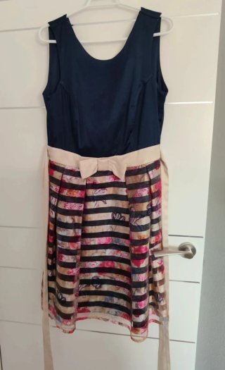 Vestido de fiesta azul con estampado floral