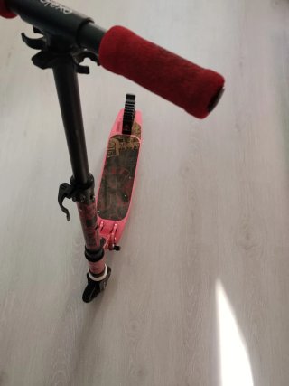 Patinete Oxelo rosa con puños rojos