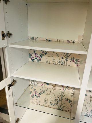 Vitrina Besta blanca con papel decorativo