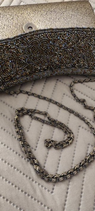 Bolso de mano dorado y plateado