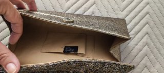 Bolso de mano dorado y plateado