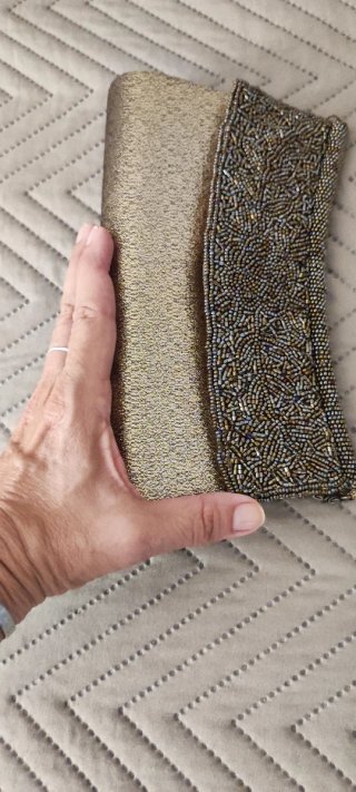 Bolso de mano dorado y plateado