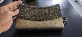 Bolso de mano dorado y plateado