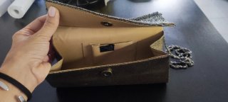 Bolso de mano dorado y plateado