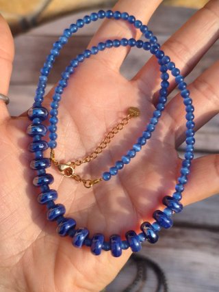 Collar de cuentas azules