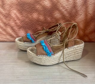 Sandalias cuña boho cordones marrones talla 36