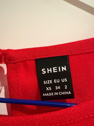 Blusa roja Shein con volantes