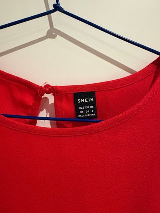 Blusa roja Shein con volantes