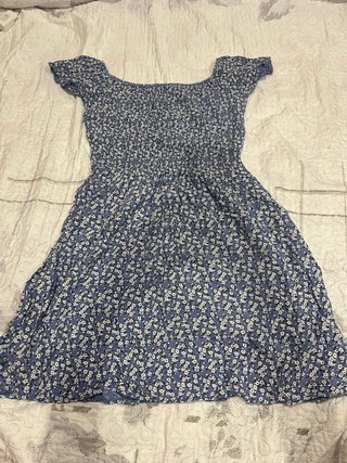 Vestido floral azul y blanco
