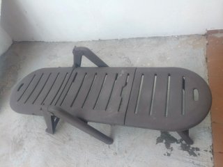 Tumbona de plástico marrón