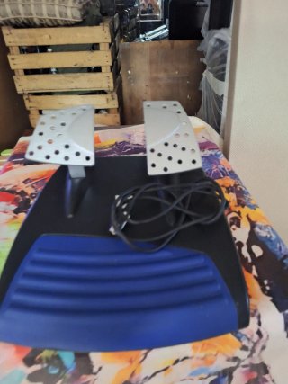 PlayStation 2 (PS2) con mandos y volante