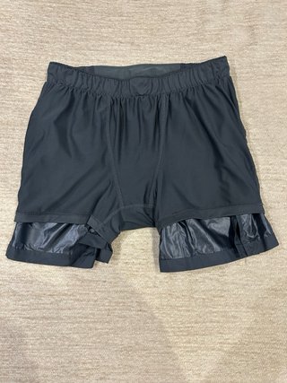 Pantalón corto running New Balance 2 en 1. T-S.