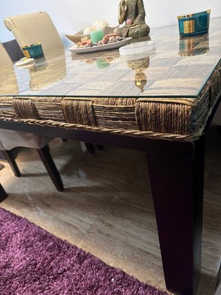 Mesa comedor wengue y rafia colonial