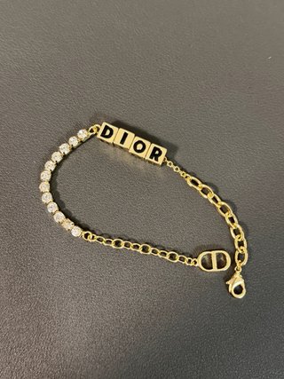 Pulsera Dior con letras y diamantes