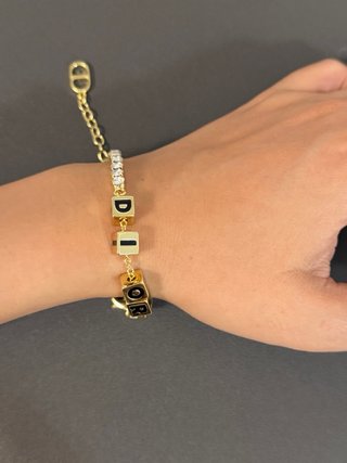 Pulsera Dior con letras y diamantes