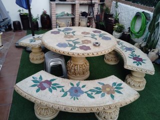Mesa y bancos de jardín de piedra