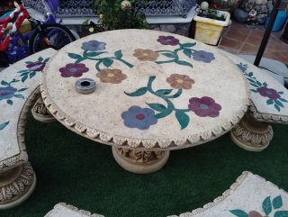 Mesa y bancos de jardín de piedra