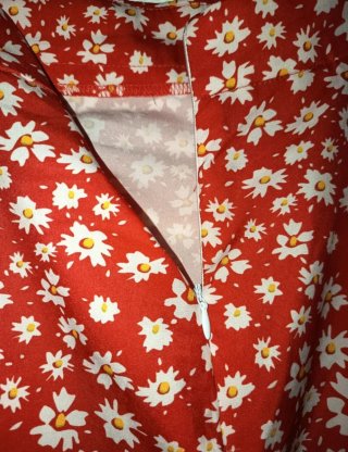 Falda roja con abertura floral