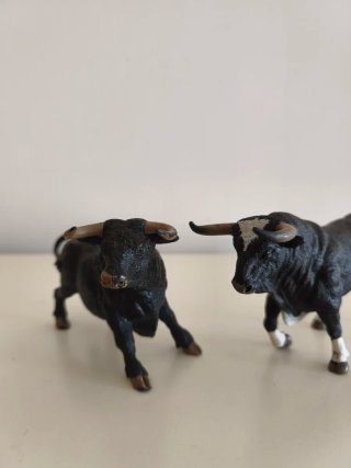 Figuras de toros negros
