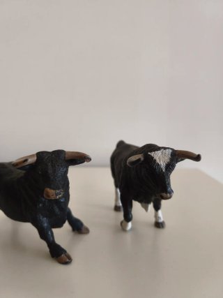 Figuras de toros negros