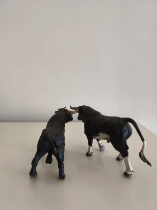 Figuras de toros negros