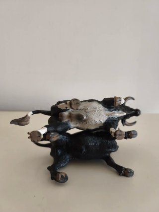 Figuras de toros negros