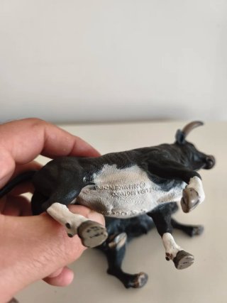 Figuras de toros negros
