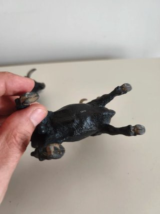 Figuras de toros negros