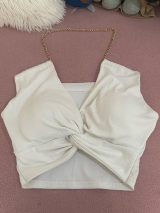 Top blanco con cadenas doradas