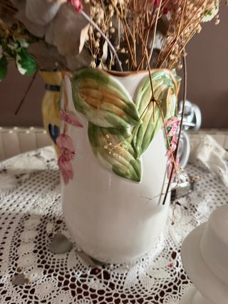 Jarrón de cerámica con flores secas