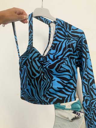 Crop top estampado cebra azul y negro
