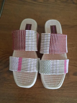 Chanclas tejidas con tiras de colores
