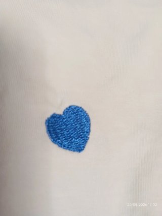 Camiseta niña nudo y corazones bordados