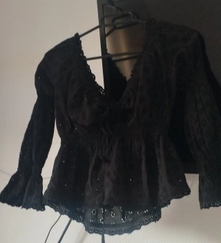Camisa cropped negra con volantes