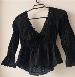 Camisa cropped negra con volantes