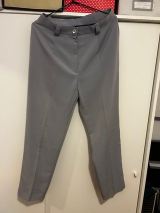 Traje chaqueta y pantalón de color gris d mujer